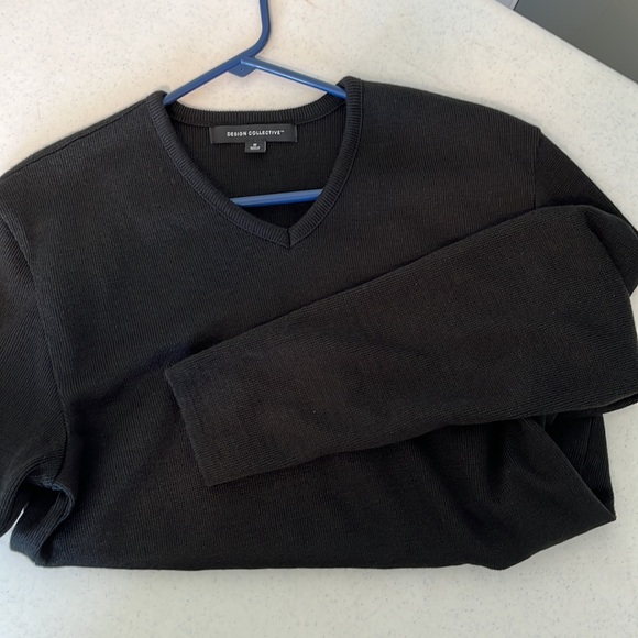 DESIGN COLLECTIVE Black size Medium V-Neck acrylic sweater - Picture 7 of 9